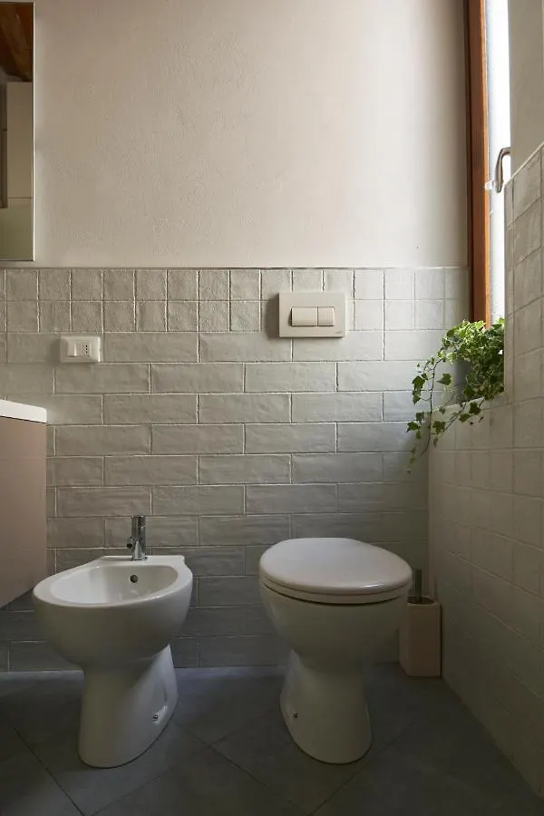 Cozy 1-Bedroom Apartment With Balcony In Florence Historic Center Olaszország