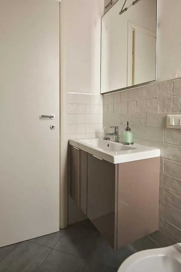 Cozy 1-Bedroom Apartment With Balcony In Florence Historic Center Italy