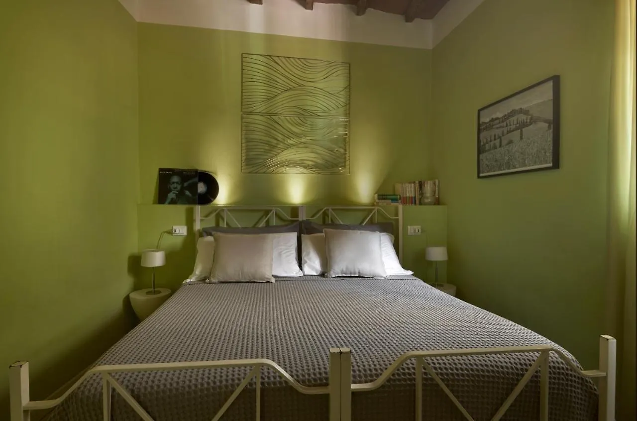 Cozy 1-Bedroom Apartment With Balcony In Florence Historic Center Italy