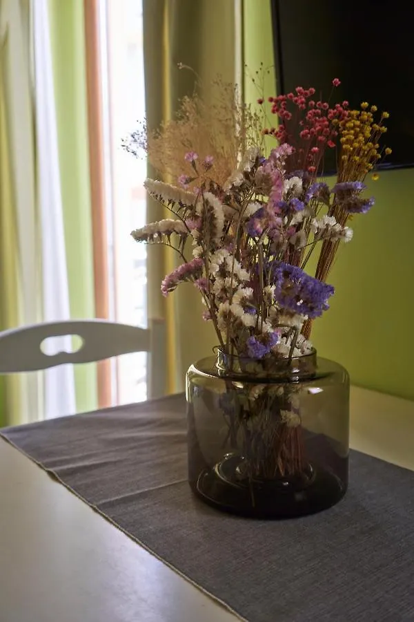 Cozy 1-Bedroom Apartment With Balcony In Florence Historic Center Italy